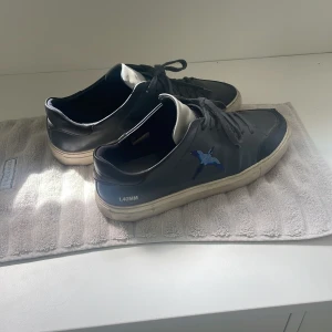 Arigato skor - Säljer ett par arigato skor i skick 9/10 har bara en liten skada då det har lossnat en jätte liten bit ifrån sulan. säljer skorna eftersom jag har köpt ett par nya. Tar emot byten