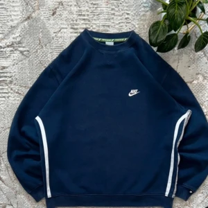 Vintage nike tjocktröja - Snygg vintage nike tjocktröja, navy mörkblå med vita detaljer. Utmärkt skick