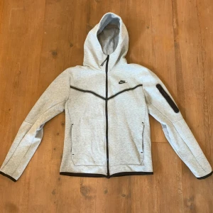 Nike tech fleece - Storlek S, säljer pga att den är för liten, använd men bra skick