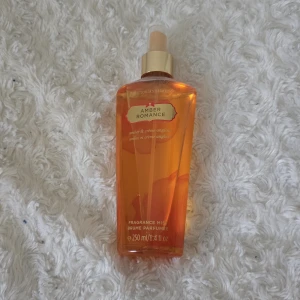 Victoria secret perfym - Luktar fräscht, finns inte kvar att köpa🧡🤍✨️💫