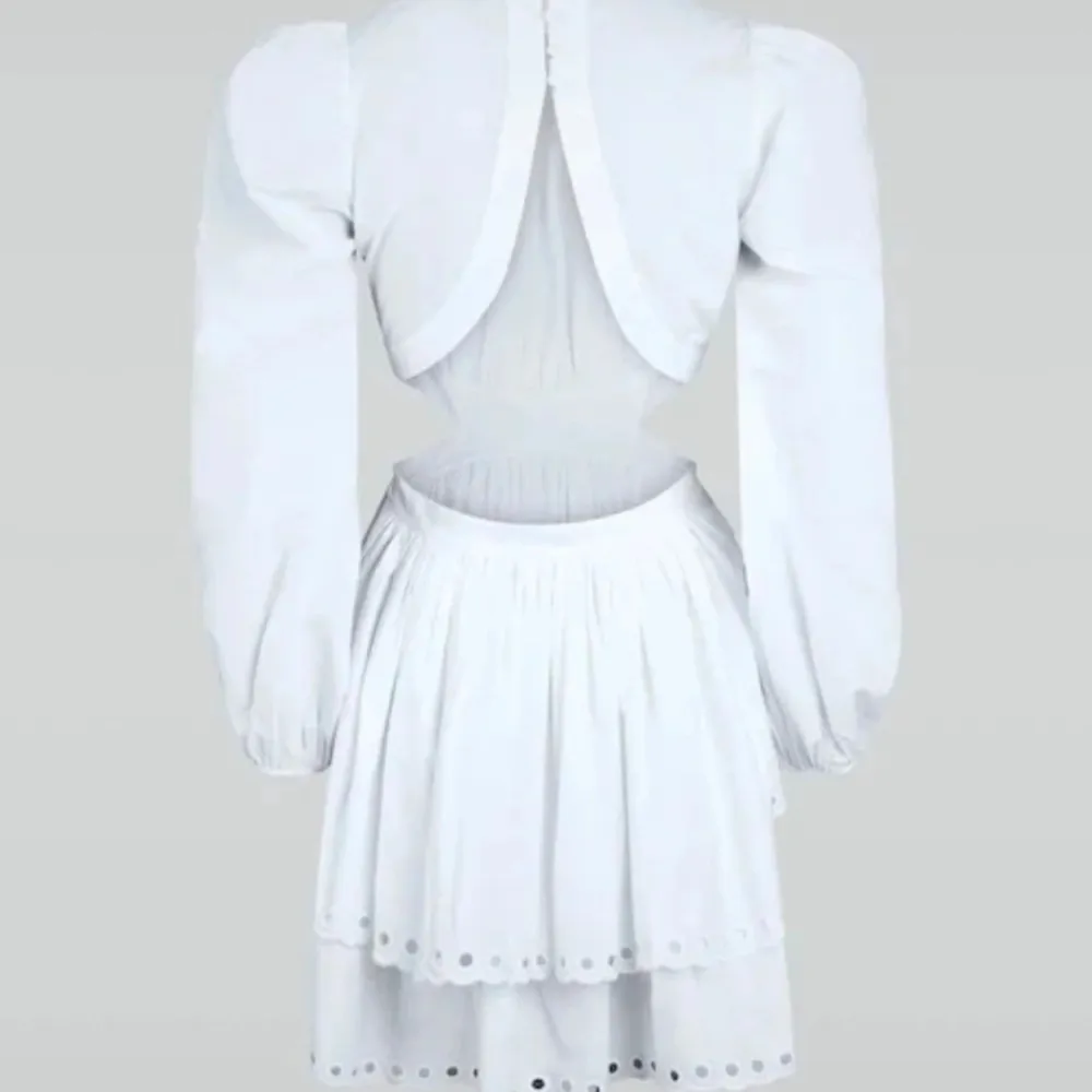 Jättevacker vit klänning från Bikbok x Lovisa Barkman. Nyskick, endast använd vid fåtal tillfällen. Storlek S. Klänningar.