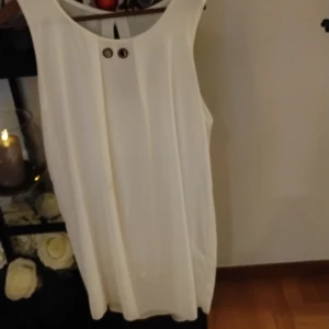 Lång Tunika/lång linne - Vit lång linne eller tunika med extra tyg innanför, kan använda som klänning, storlek 42/44