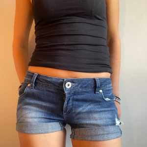 Låga jeansshorts  - Lågmidjade jeansshorts i storlek S passar xs!💕
