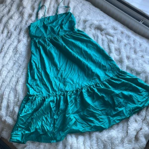 Grön klänning - Säljer min fina gröna klänning. Jag köpte den på monki för ett tag sän men prislappen sitter fortfarande kvar. Det är storlek 42 och passar för personer som är runt 170cm. Säljer direkt för 100kr!!💕💕