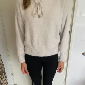 Stickad Hoodie - Hoodie i lurvigt material från HM💕 Storlek S, Bra skick  Hör av dig om du vill ha fler bilder eller frågor💞pris kan diskuteras