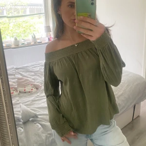 Off shoulder topp - Den här otroligt fina gröna off shoulder toppen sälj nu då jag inte använder den mer. Super bra skick och en söt detalj där bak. Storlek XS men passar även som S🥰