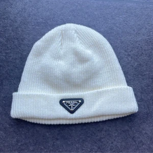 Prada Mössa - Säljer min Prada mössa, helt ny bara testat. Pris kan diskuteras vid snabbt köp.