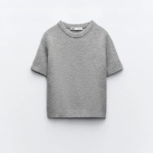 Stickad t-shirt  - jätte fin t-shirt från zara  knappt använd säljer den för den sitter stort på mig tyvärr 💕