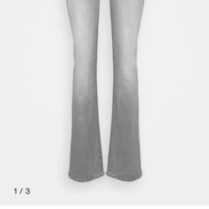 Grå ltb jeans - Gråa ltb jeans, lowwaist bootcut och inga defekter, säljer pågrund av att de är för stora storleken är 31/36