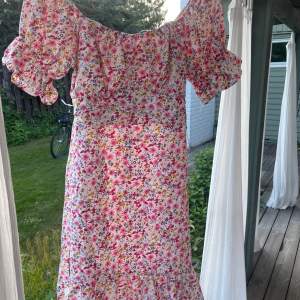 en jättefin klänning som jag nu säljer då den aldrig har kommit till användning! är helt perfekt till sommarn och är i nyskick! 😊 köpt från shein och är i storleken s. 🥰
