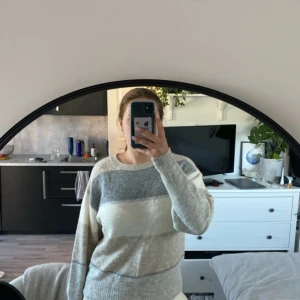 Randig stickad tröja - Stickad randig tröja i beige, grått och vitt från H&M. Jättefint skick, i strl. M