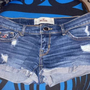 Hollister shorts - Jätte fina hollister shorts som är låglidjade i storlek 23 men passar på storlek 26. Midjemåttet är 36 rakt över💖De är i helt bra skick och inget som är trasigt eller fläckigt🥰. Om ni har några frågor kontakta😊🥰