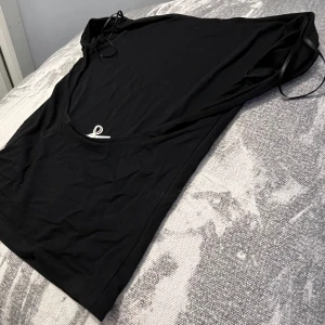 Black soft touch backless top - Öppen rygg, svart. Väldigt bra skick, precis som ny,aldrig använd. Prislappen är kvar.  Kolla första bilden så ser den svarta färgen ut. Passade inte riktigt tigt mig passar även folk me Xs, å de var försent att lämna tbx💗