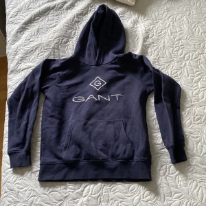 Hoodie - Supersnygg hoodie i super skick! 146/152