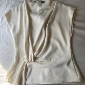 Zara blus vit - Säljer denna zara blus då den ej kommer till användning, det är helt ny och i nyskick!💕storlek S, dragkedja där bak 