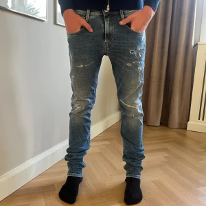 Replay jeans - Hej🤗 säljer nu ett par håliga replay jeans! Storlek 30/32. Skick 10/10 då jag nästan aldrig använt dom✅ hör av dig vid några frågor!