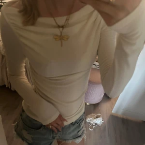 Tröja  - Långärmad tröja från Gina med detaljer, priset kan diskuteras 💗💗