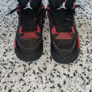 Jordan 4 Red Thunder - Riktigt feta skor. Säljer då dom är för små för mig, väldigt bra skick, några små creases   OBS: 1-till-1