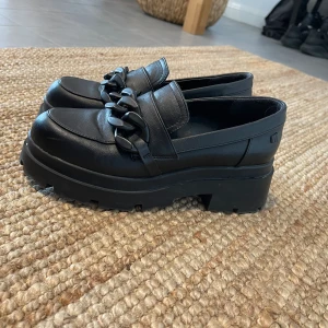 Loafers med kedja. - Använt enbart två gånger så dem är i mycket bra skick. Köpte dem för 600kr i storlek 39.
