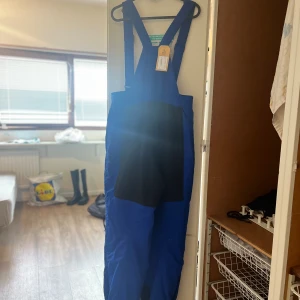 Blue Ski pants - Blue overall bought from Beyond Retro. Like new. Suitable for outdoor activities like skiing. Suitable from 155cm to 175cm. The length of the strap ajustable. Original price 399 sek. Discounted price 200 sek