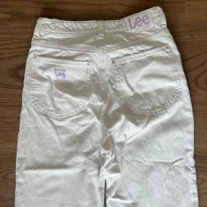 Vita jeans  - Aldrig använda. Säljer matcande denimtopp🙌