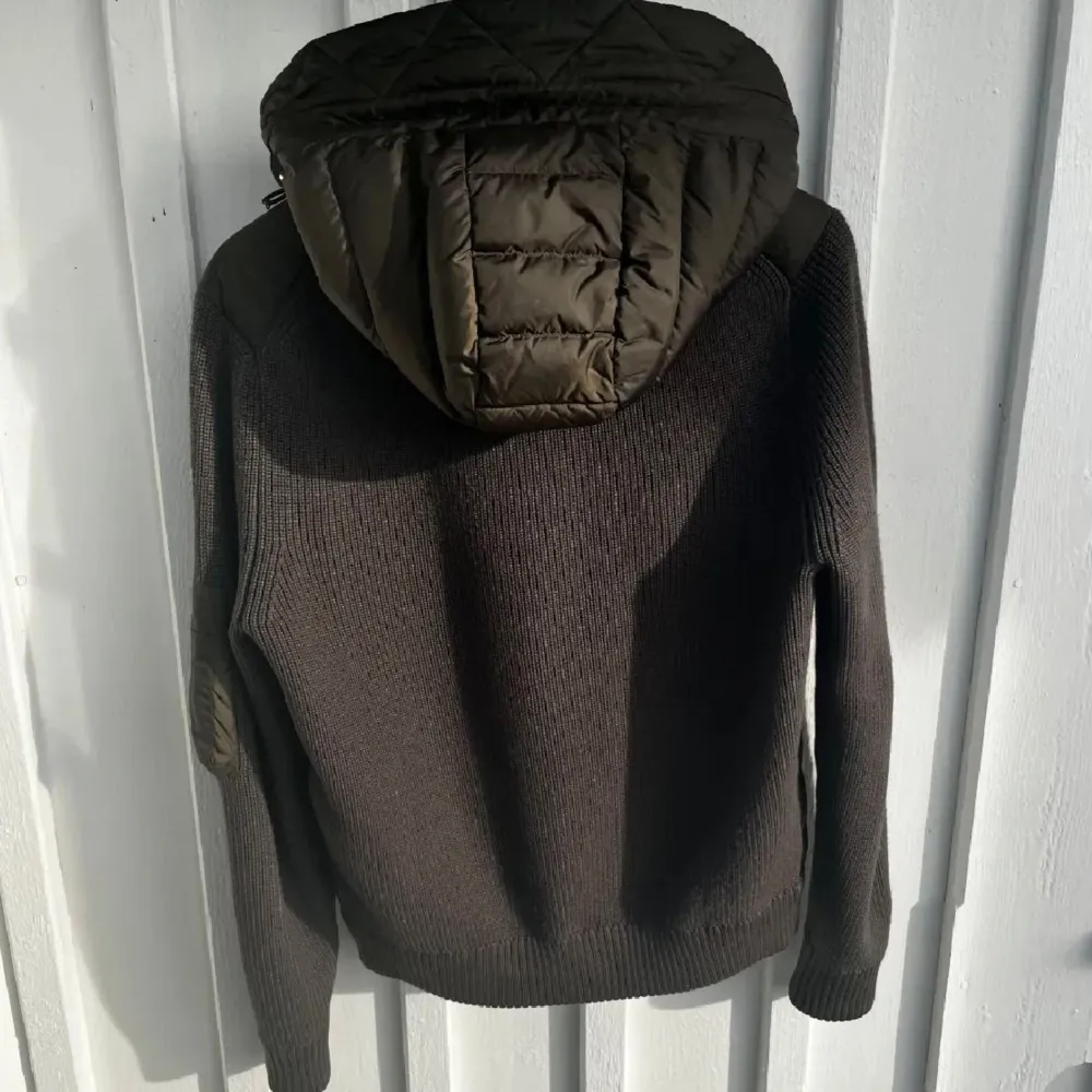 Säljer denna moncler cardigan, skick som ny den har inga synliga deffekter eller liknande. Skriv vid minsta fundering. Jackor.