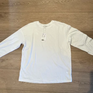 Monki tröja - Säljer denna nya och aldrig använda tröja från Monki, med etiketten kvar, eftersom den inte passade mig