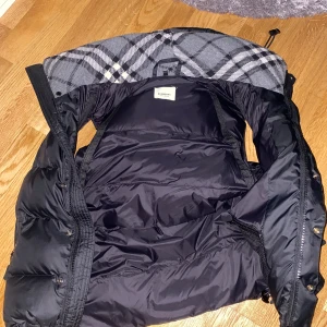 Burrbery jacka/Väst  - Säljer denna jättesköna burrbery jackan som man kan göra till väst man får armarna med. Säljer den eftersom ja sparar till en annan produkt. Stor i storleken! Pris kan diskuteras. Skriv till mig innan ni beställer varan!!!!!