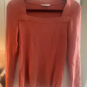 Säljer denna fina orange/rosa tröja från Cubus i storlek XS. Använd ett fåtal gånger💕tröjan är fyrkantig vid kragen.