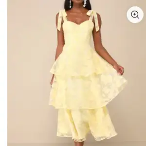 Ny klänning från hemsidan lulus.com, aldrig använd (taggarna sitter kvar). Säljs pga liten strl. Ordinarie pris är 1450kr säljer för 1100kr. Storlek s. 