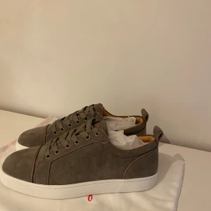 Christian Louboutin skor - Helt nya Christian Louboutin skor, väldigt stilrena och passar bra till sommaren. Skriv om vidare funderingar/foton. Mvh