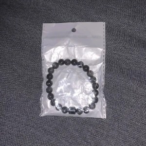 Svart ” grisch ” pärlarmband  - Fortfarande kvar i förpackning (topp skick och kvalité) Perfekt för alla som saknar en perfekt accessoar till sommaren 