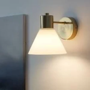 Vägglampa ikea - 2 stycken vägglampor från Ikea. Skärmen är vit i glas och resten är i guld. Hör av er vid frågor eller för fler bilder💗