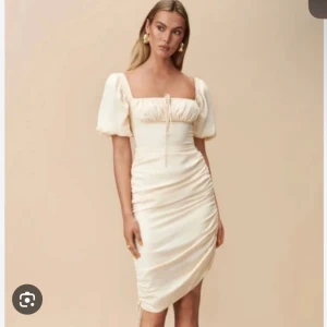 Superfin klänning - Säljer min superfina klänning från adoore då den inte passade, prislapp kvar❤️❤️❤️❤️❤️❤️ 