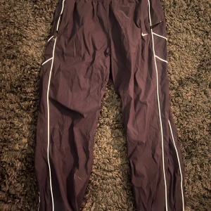 Nike Vintage Byxor - Näst intill helt nya. Jag säljer de för att de inte riktigt passar på mig. De är storlek L. 