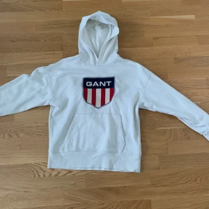 Gant hoodie - Säljer en gant hoodie som inte andvänds den är i helt nytt skick! Tveka inte på att höra av er!!