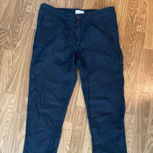 John Henric Linnebyxor - Marinblå John Henric Linnebyxor   Används men i superbra skick nästintill nyskick Passar storlek L eller M, passar bra på mig som är runt 184 cm  Skicka gärna bud, är alltid flexibel med priset!  Fråga om fler bilder eller andra funderingar!