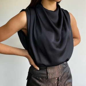 Blus - Oanvänd blus från Gina Tricot i storlek 40. Super fin och känns lyxig 