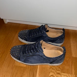 Louboutin Skor  - Säljer dessa extremt snygga loubsen som även är väldigt sällsynta och därmed eftertraktade. Kvitto finns. Skriv om du har frågor osv