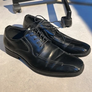 Stepside snörskor - Stepside svarta snörskor i bra skick. Storlek 43. Använt fåtal gånger. 