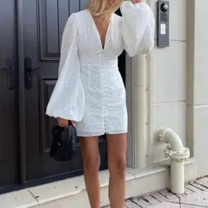 Klänning från Adoore i modellen Florence Dress i en vit färg med vita prickar och ballongärmar. Fint skick, använd få ggr.  Nypris: 1495kr. Första bilden lånad från Adoores Instagram).