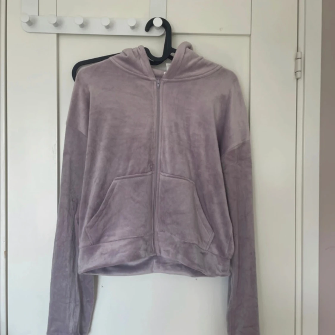 Lila mjuk huvtröja