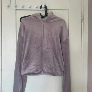 Lila mjuk huvtröja - För fler bilder eller andra frågor så skriv💗 skickar inom 2 dagar!