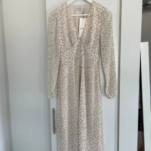 Adoore klänning - Helt ny Adoore Napoli Lemon klänning🌼Säljer för att den är för liten i storleken. Hör av dig vid önskemål av fler bilder/info🌼
