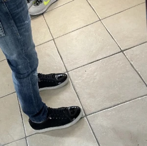 Jack and Jones jeans slim fit - Säljer nu mina Jack and jones jeans u storlek 28/30! Dom är helt nya med alla taggar på, har bara testat jeansen en gång gång. 