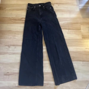 Jeans  - Jeans ifrån weekday i modellen ACE Storlek: W24 L32