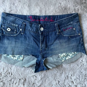 Lågmidjade jeansshorts - Jättefina lågmidjade jeansshorts i perfekt skick!💓 passar en M