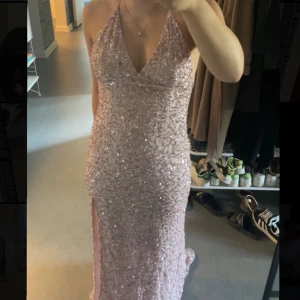 Glittrig balklänning - Rosa glittrig balklänning💞använt en gång💞lite smutsig längst ner💞storlek 8 petite 💞köpte för 1800kr💞jag är 157