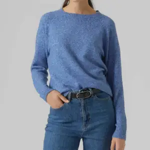 Superfin blå stickad tröja från VeroModa, den är knappt använd och sitter som på bilden. Säljer då den inte kommer till användning. Original pris, 289kr. 