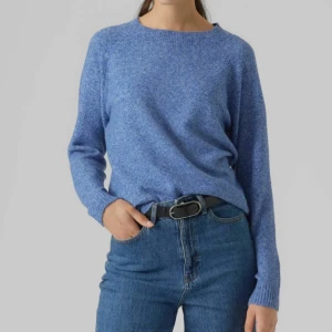 Stickad VeroModa - Superfin blå stickad tröja från VeroModa, den är knappt använd och sitter som på bilden. Säljer då den inte kommer till användning. Original pris, 289kr. 